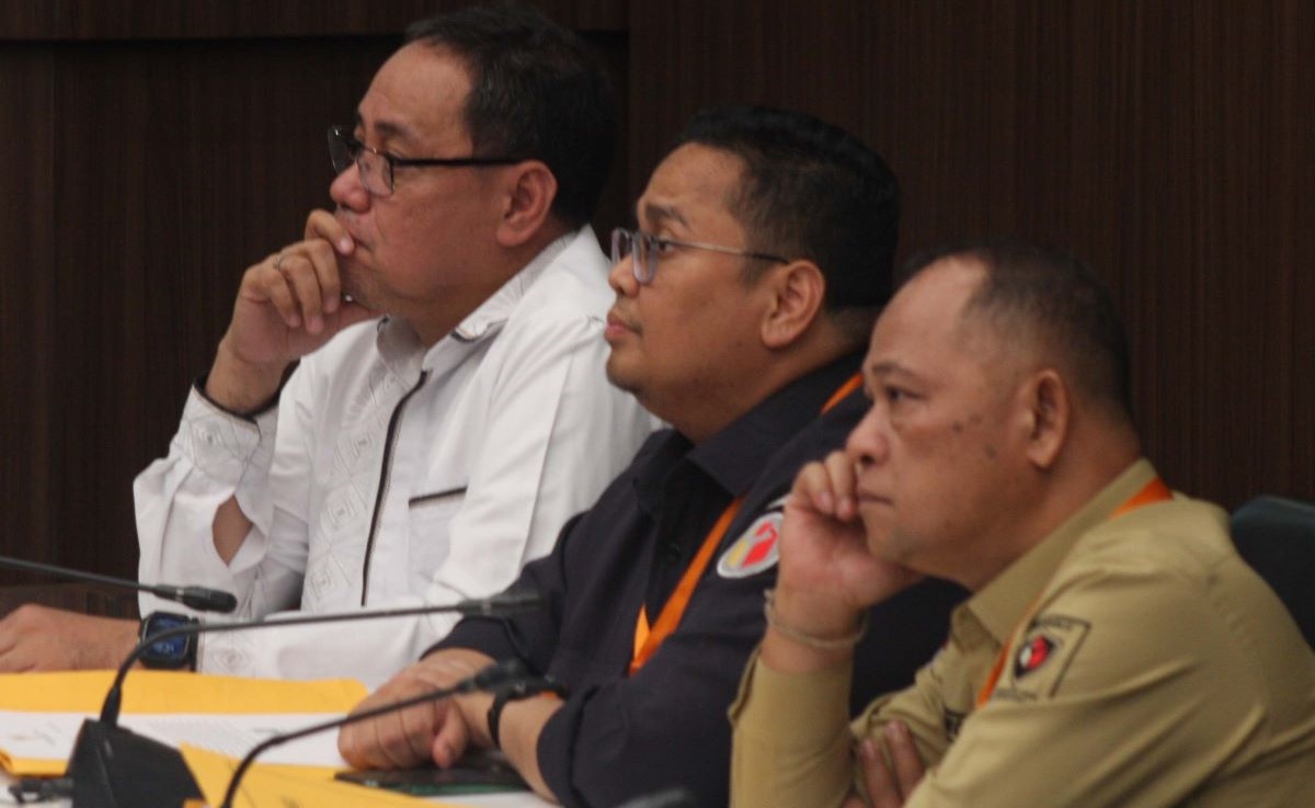 Ketua Bawaslu Rahmat Bagja (tengah) bersama dengan anggota Herywn JH Malonda (kiri) dan Totok Hariyono (kanan) di sidang DKPP.