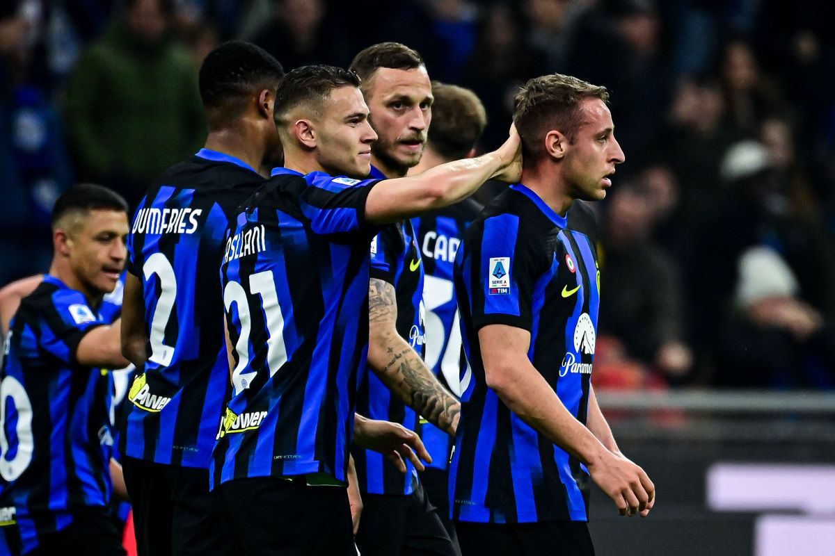 Para pemain Inter Milan tengah merayakan kemenangan.
