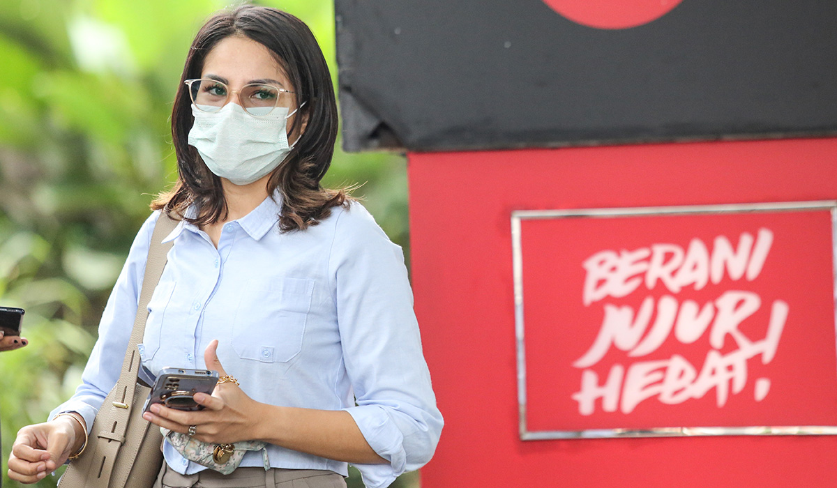Windy Yunita atau Windy Idol berjalan meninggalkan Gedung Merah Putih KPK usai menjalani pemeriksaan di Jakarta, Selasa (26/3). 