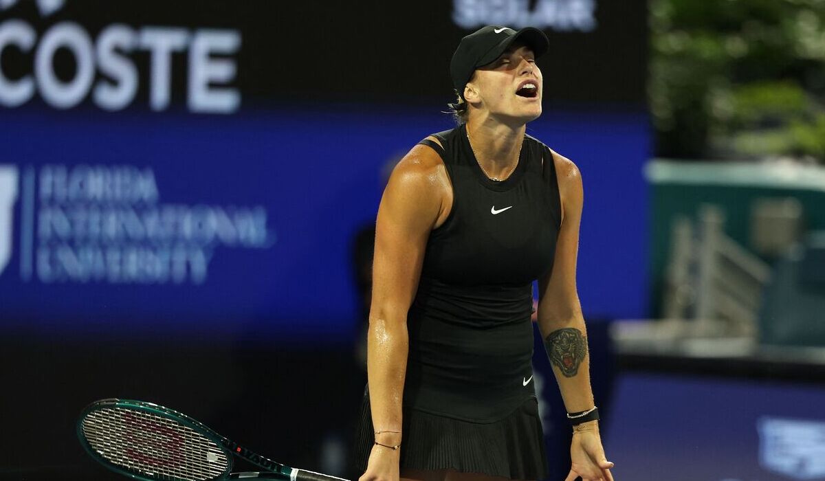 Petanis Aryna Sabalenka, saat kalah dari Kalinina di Miami Terbuka, 24 Maret 2024.