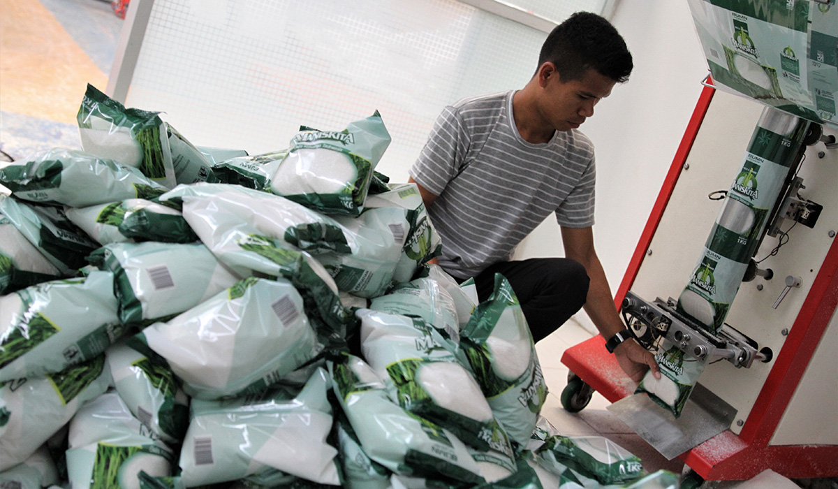 Ilustrasi. Pekerja mengemas gula pasir di gudang kantor Perum Bulog Kendari, Kendari, Sulawesi Tenggara.
