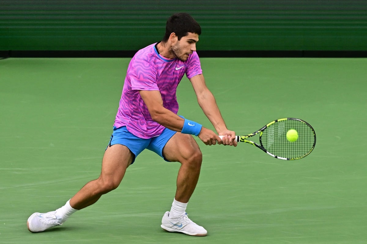 Carlos Alcaraz  mengalahkan Jannik Sinner dengan skor 1-6, 6-3, 6-2 di semifinal Indian Wells Masters.