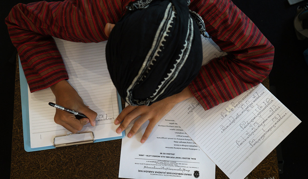 Pelajar mengikuti kompetisi bahasa dan sastra Jawa 2022 di Taman Pintar, Yogyakarta, Senin (22/8/2022). 