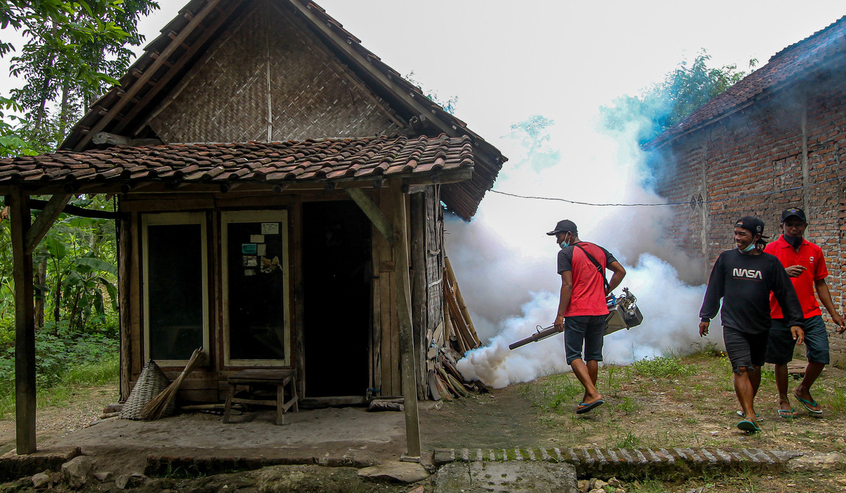 Warga Palu Gotong Royong Bersihkan Lingkungan Antisipasi DBD