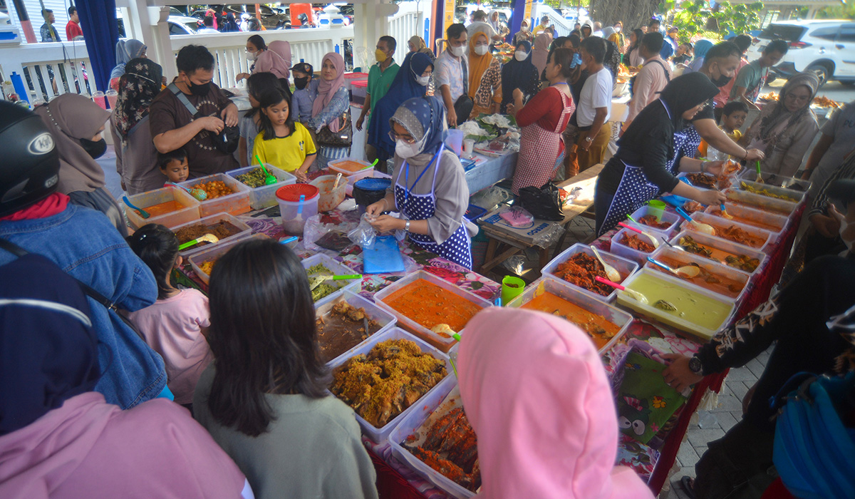  Pedagang nasi Padang melayani pembeli di Pasar Pabukoan Padang, Sumatera Barat, Senin (4/4/2022).