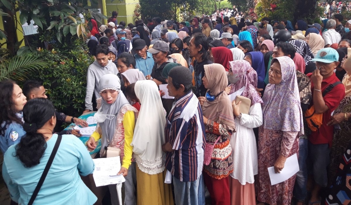 Warga terpaksa berdesakan dan antre mengambil bantuan Program Keluarga Harapan 2024
