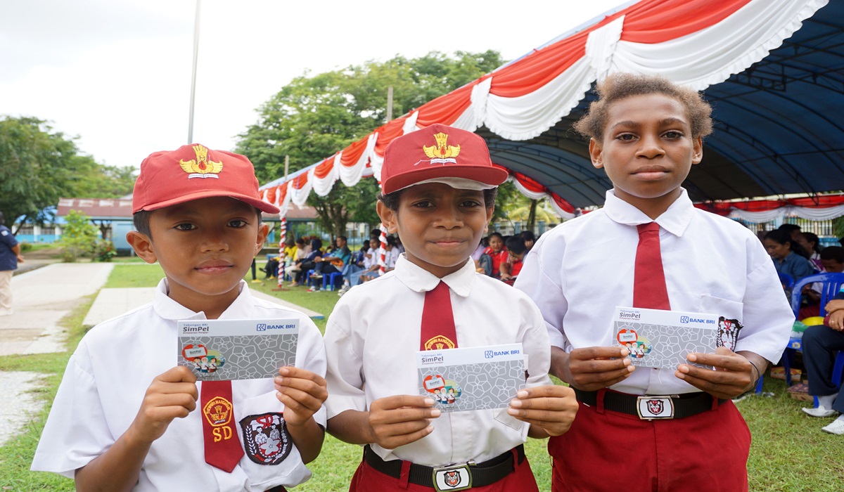  Pelajar menunjukkan buku tabungan bantuan Program Indonesia Pintar (PIP) di halaman SMK Negeri 1 Kota Sorong, Papua Barat Daya.