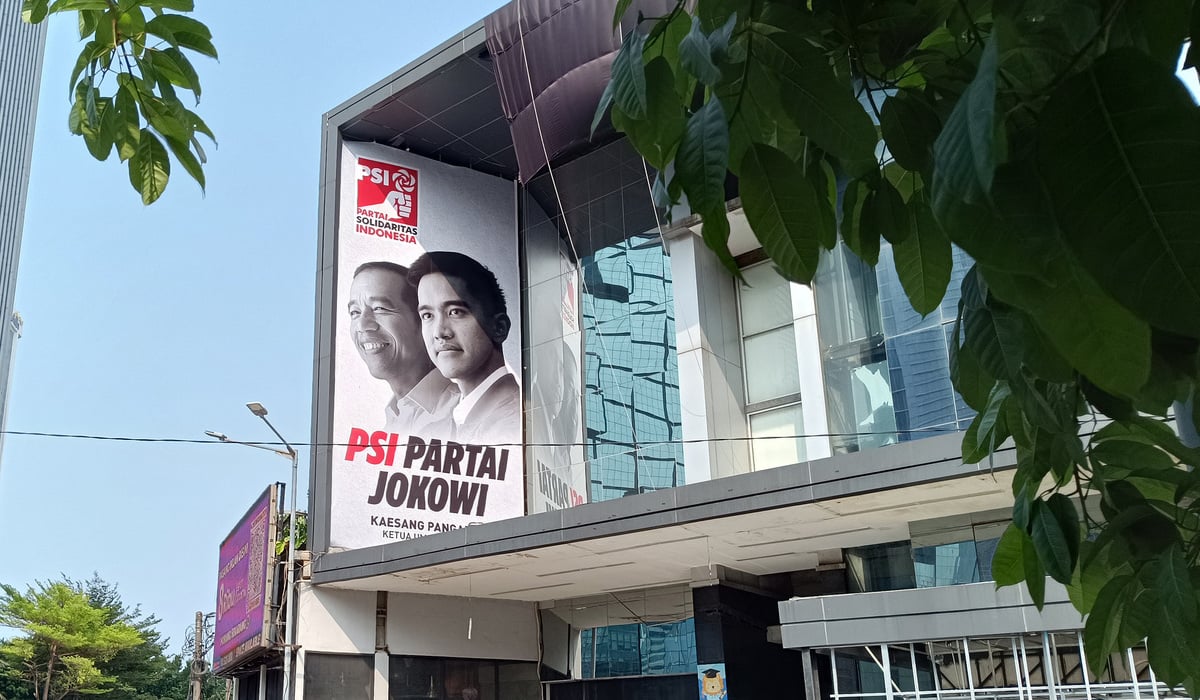 Baliho Partai Solidaritas Indonesia (PSI) berisi foto Presiden Joko Widodo bersanding dengan Ketua Umum PSI Kaesang Pangarep.
