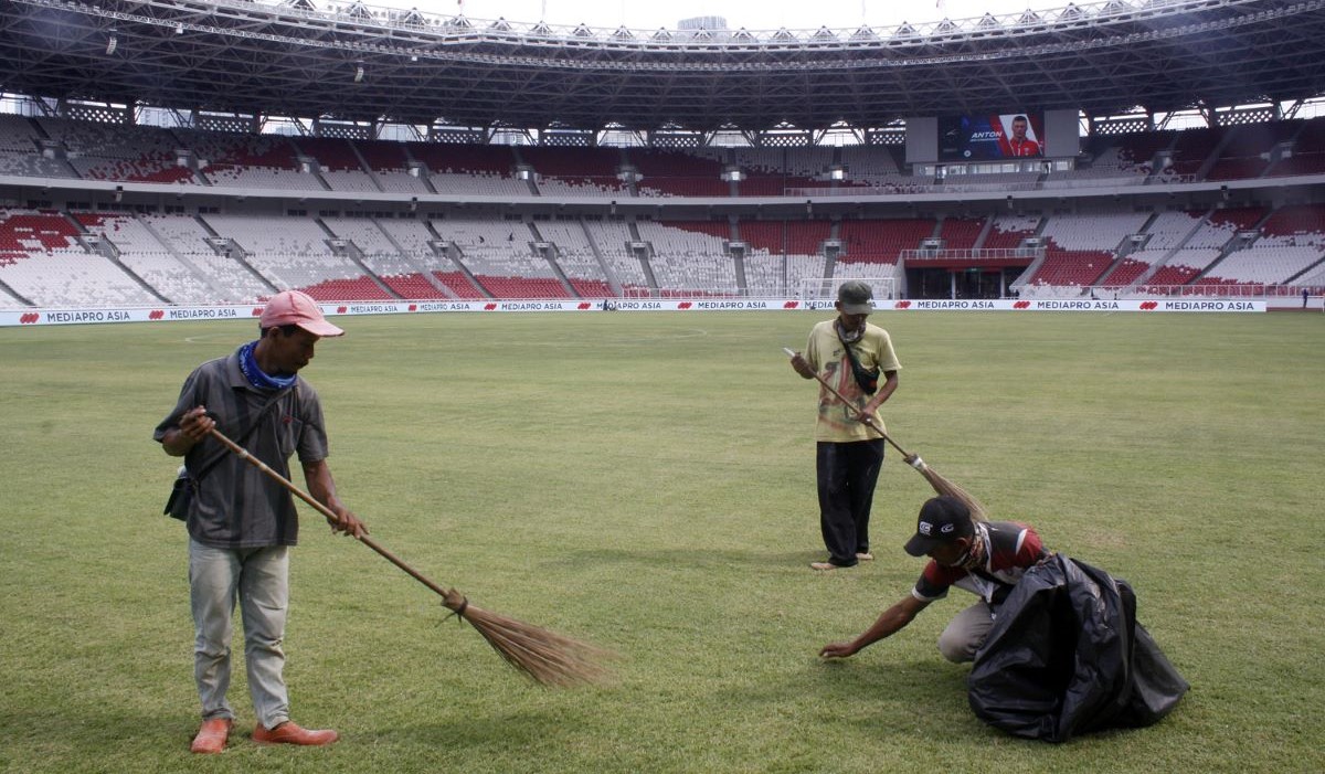 Ilustrasi: pekerja melakukan perawatan rumput Stadion Gelora Bung Karno (GBK)