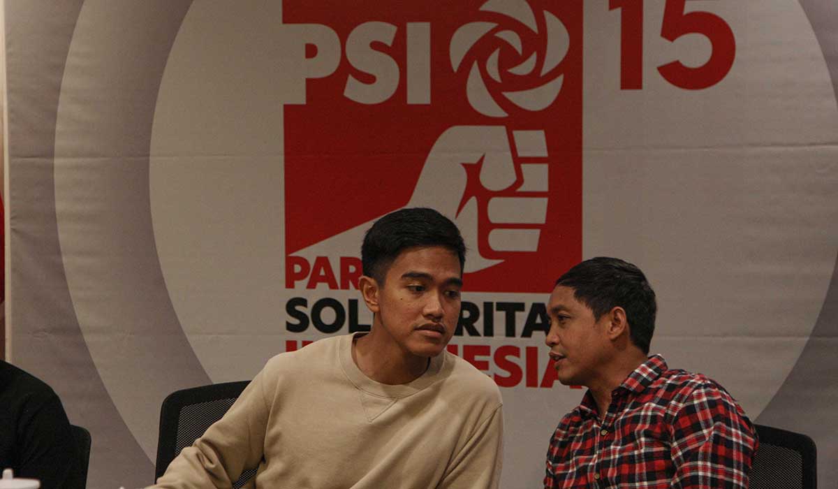 Ketua Umum Partai Solidaritas Indonesia (PSI) Kaesang Pangarep (kiri) didampingi Sekjen PSI Raja Juli Antoni.