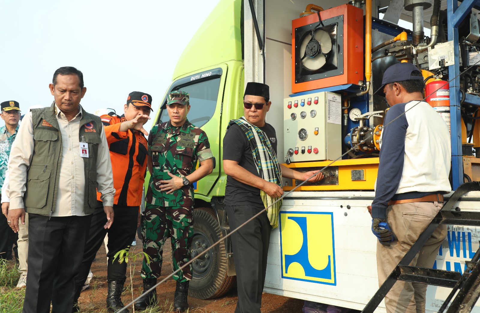 Gubernur Kalsel Sahbirin Noor (berpeci) bersama BPBD melakukan pembasahan lahan gambut untuk atasi karhutla.