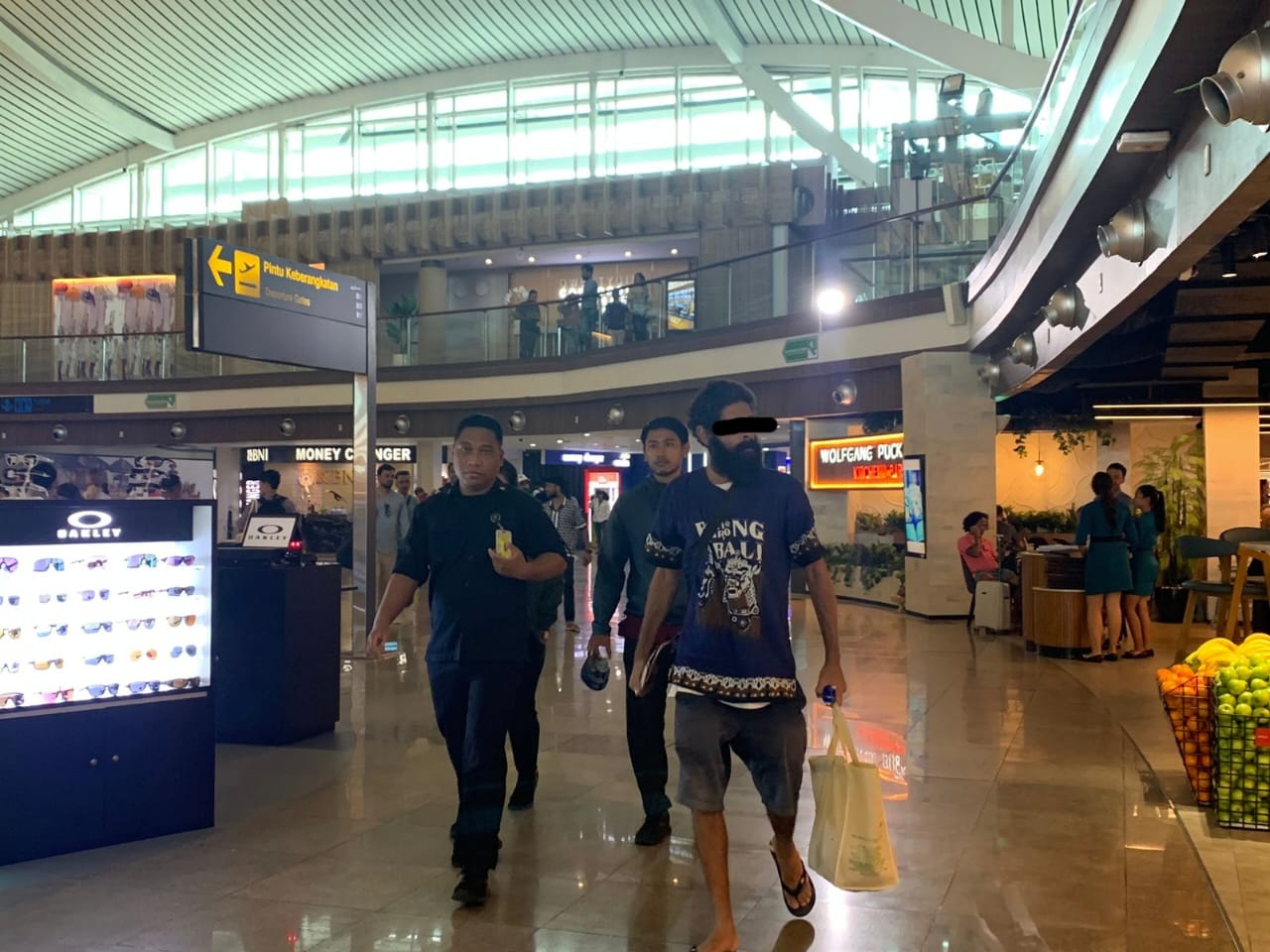 Pria asal Palestina dideportasi: Seorang pria asal Palestina berinisial ASHA dideportasi karena melakukan sejumlah pelanggaran hukum di Bali