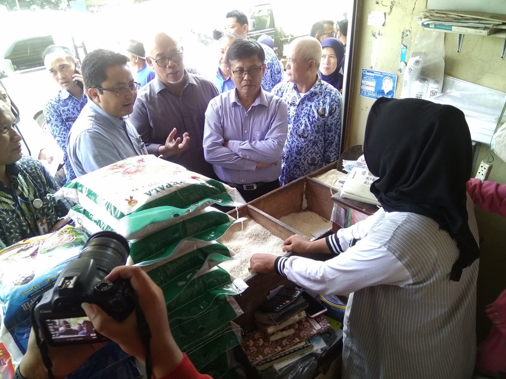 Tim Pengendali Inflasi Daerah (TPID) Kota Cirebon memantau harga kebutuhan pokok di pasar
