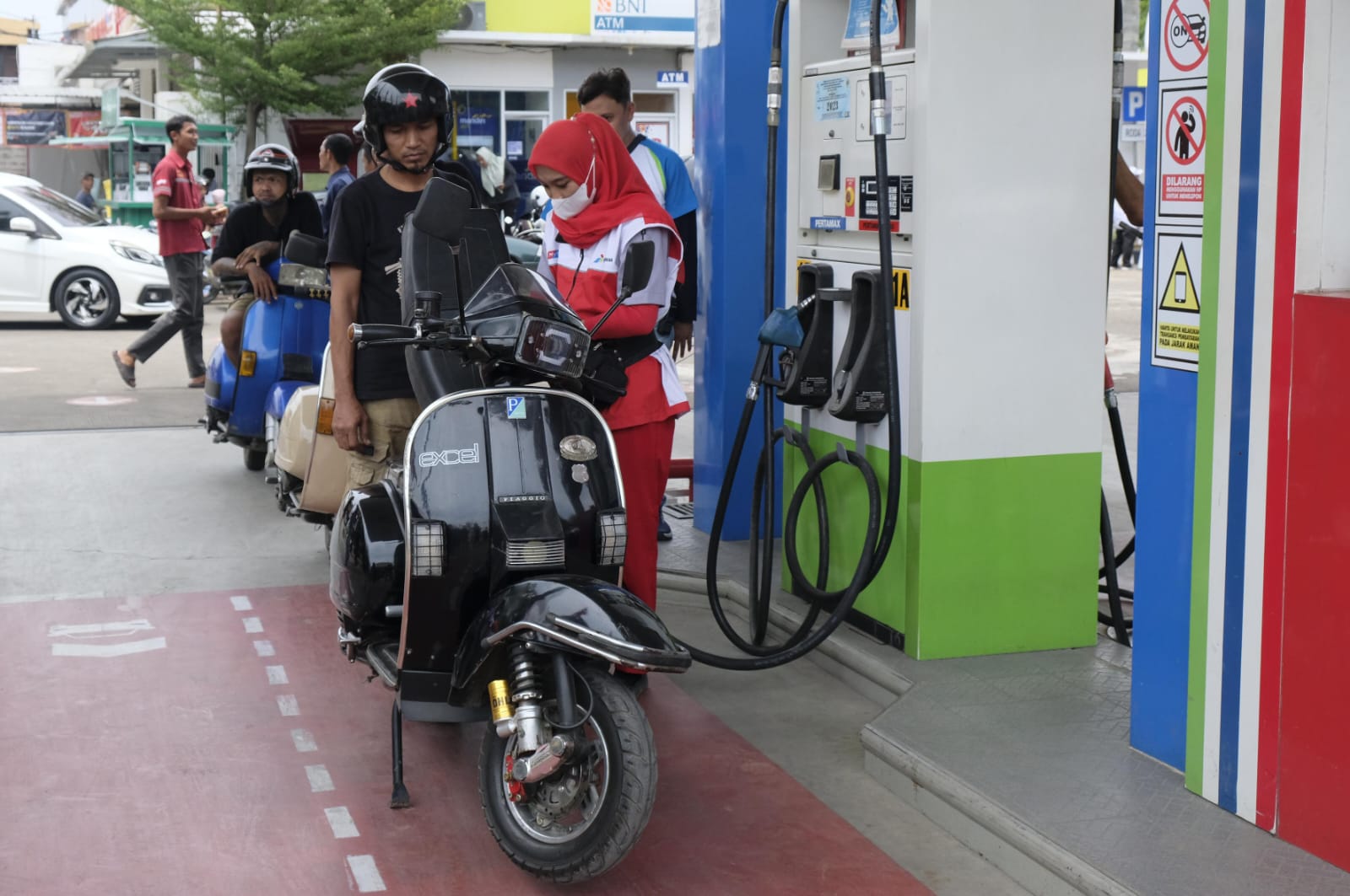 Warga mengisi bahan bakar di SPBU milik Pertamina