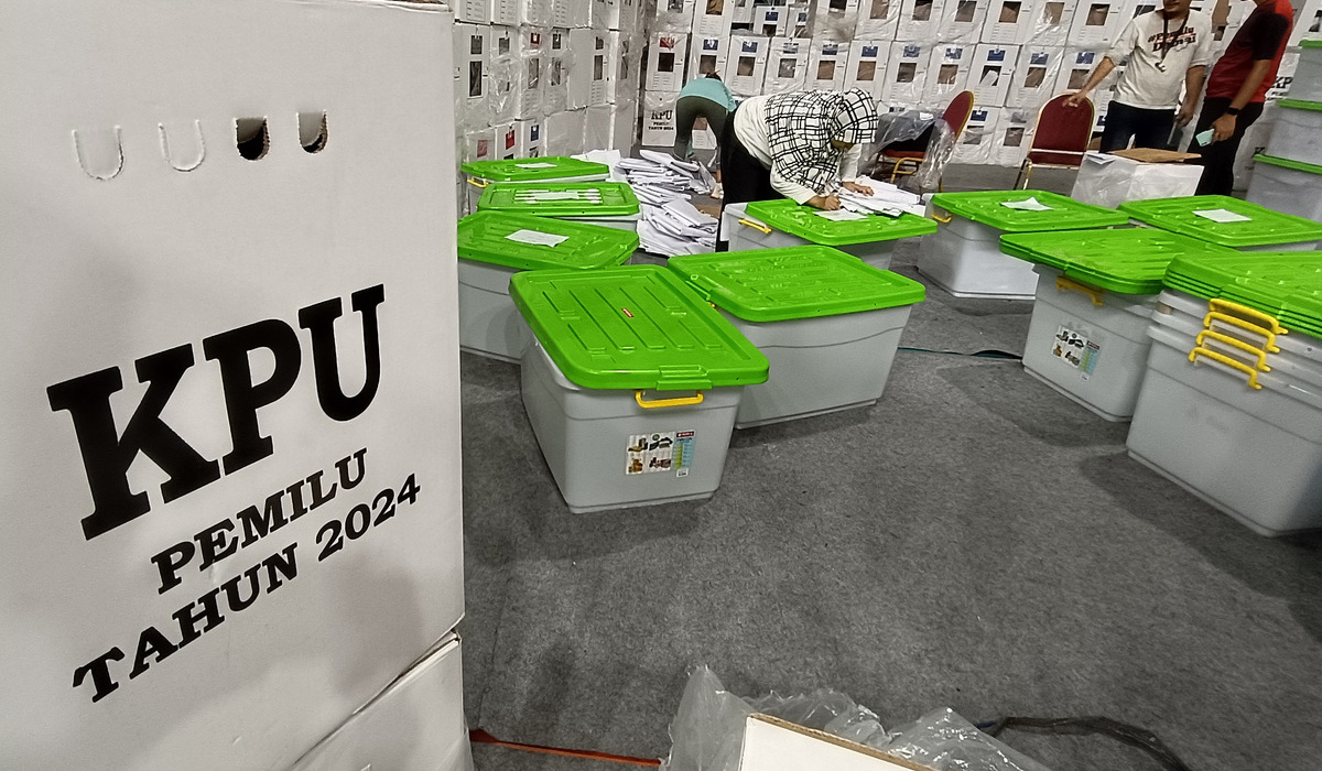 Petugas menuntaskan rekap hasil penghitungan perolehan suara Pemilu 2024.