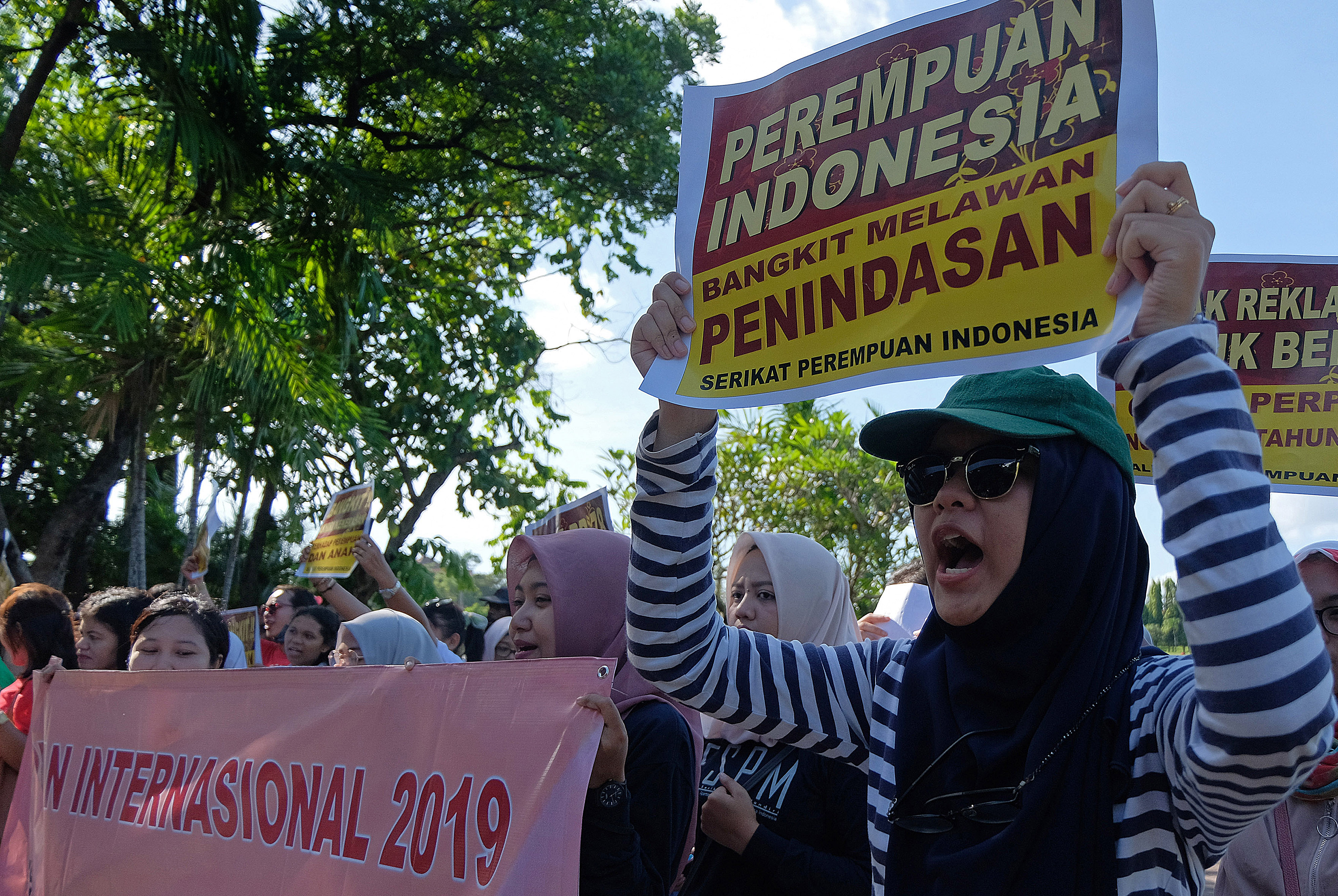 STOP DISKRIMINASI: Anggota Aliansi Perempuan Bali melakukan kampanye publik Hari Perempuan Internasional di Denpasar, Bali.