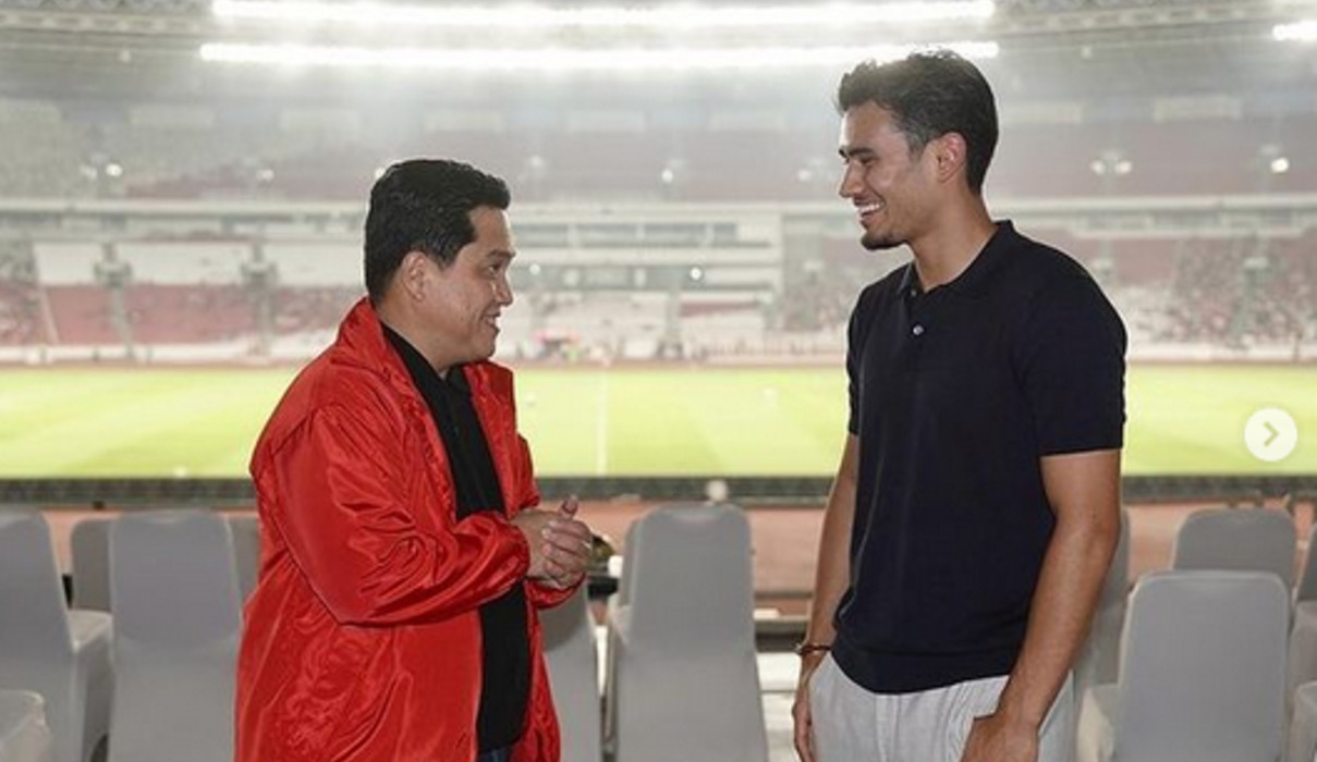 Ketua PSSI Erick Thohir (kiri) dan pemain bola Nathan Tjoe-A-On (kanan).