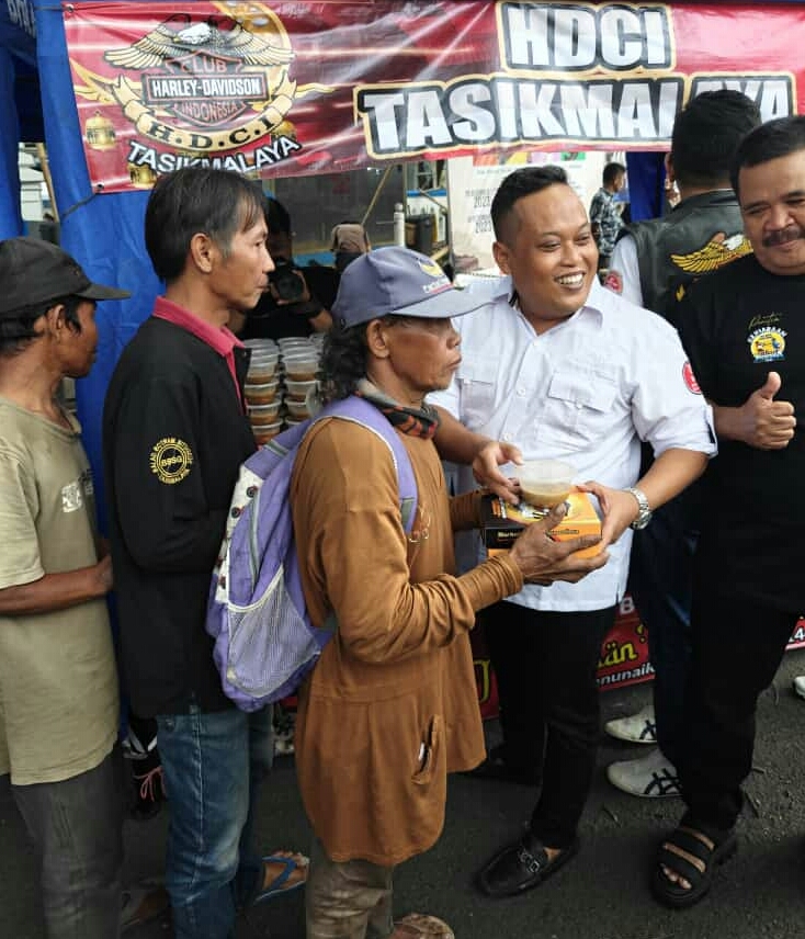 Harley Davidson Club Tasikmalaya menyerahkan paket sembako bagi warga