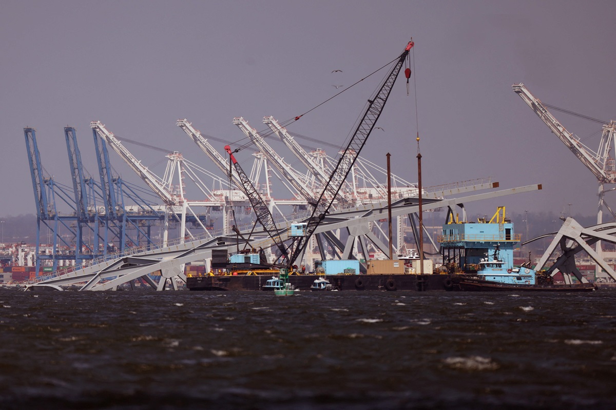 Tiga crane tiba di pelabuhan Baltimore untuk memulai operasi membersihkan puing-puing dari jembatan yang runtuh akibat tabrakan kapal kargo