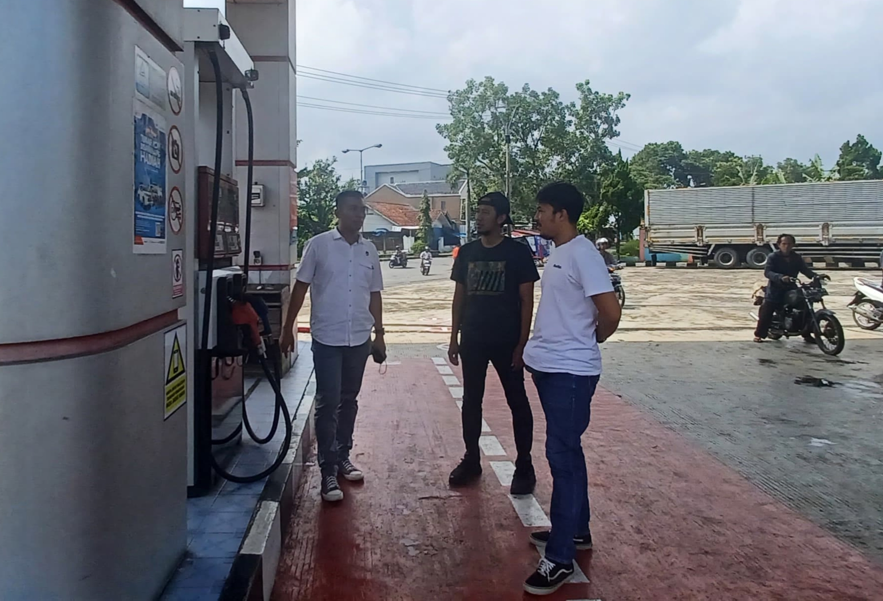 Anggota Satreskrim Polres Tasikmalaya Kota memeriksa SPBU di sejumlah lokasi