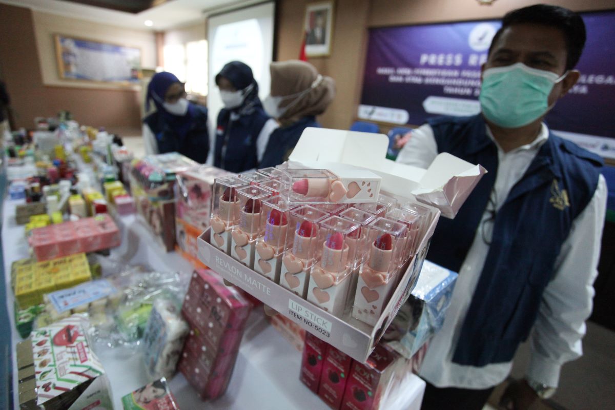 Petugas sedang menunjukkan kosmetik ilegal.