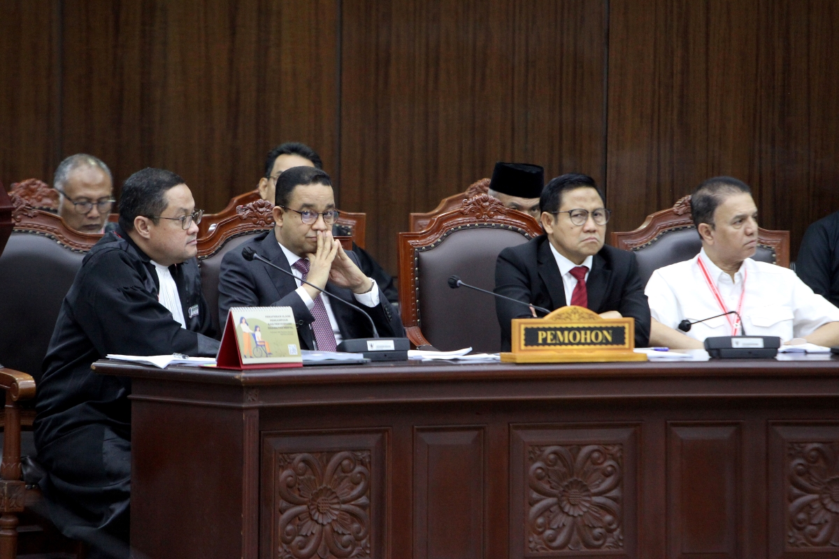Calon presiden dan calon wakil presiden nomor urut 01 Anies Baswedan (kedua kiri) dan Muhaimin Iskandar (kedua kanan) bersama Tim Hukum 