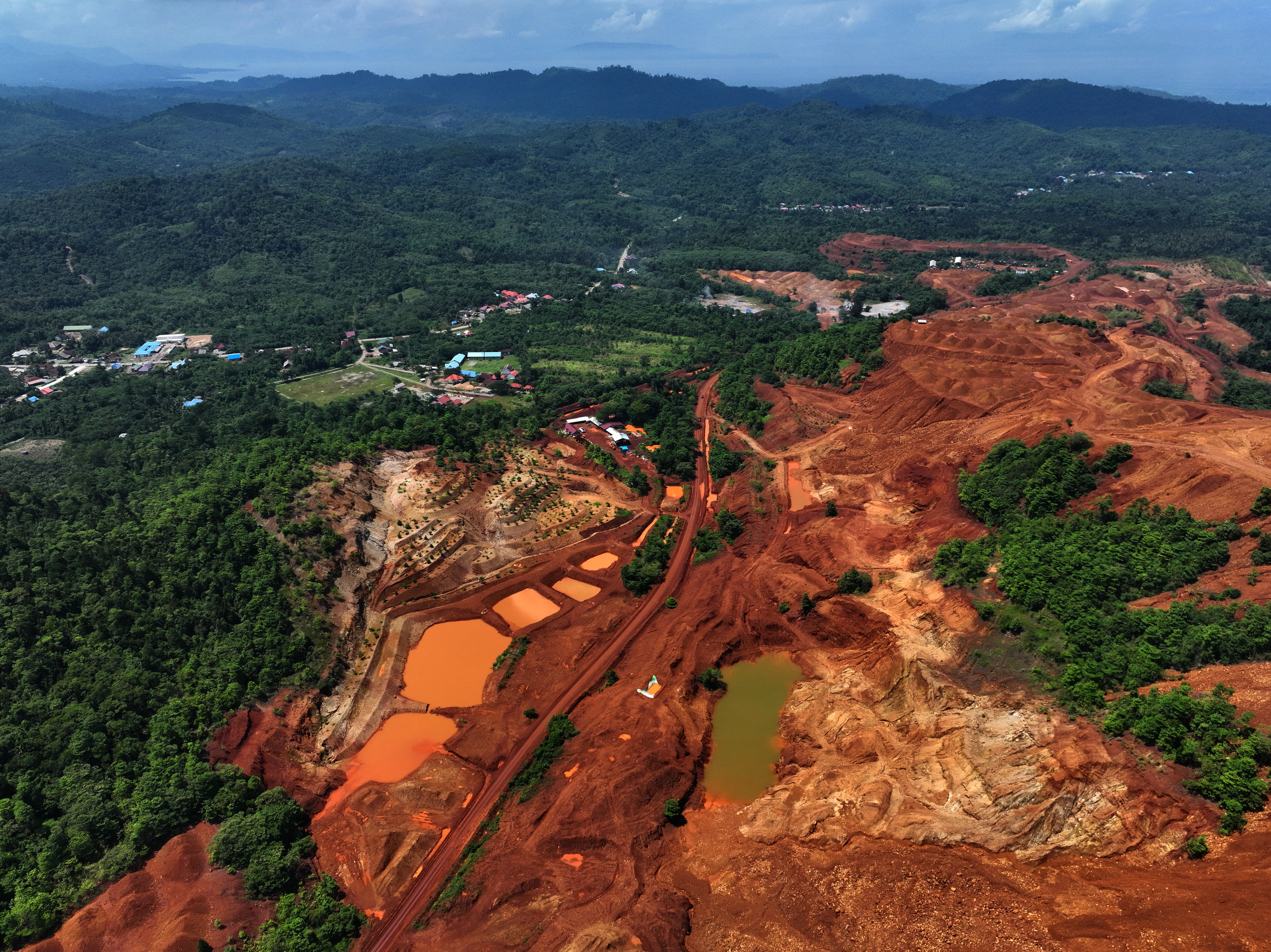 Foto udara areal pasca tambang nikel yang sebagian telah di reklamasi di Kecamatan Motui, Sulawesi Tenggara 