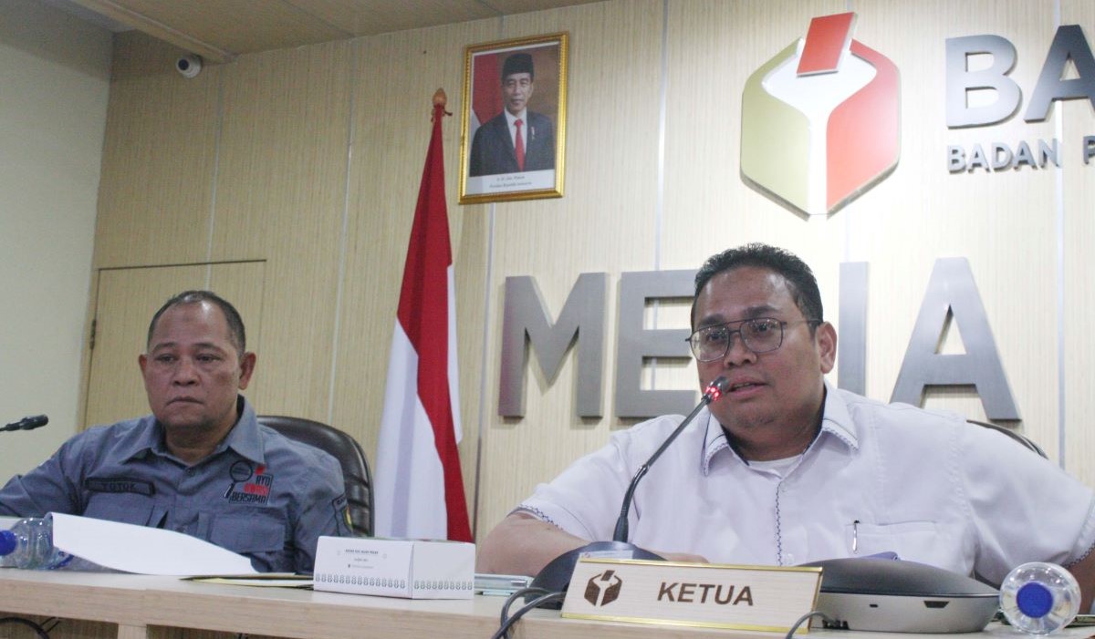 Ketua Badan Pengawas Pemilu (Bawaslu) Rahmat Bagja (kanan) bersama dengan Anggota Bawaslu Totok Hariyono (kiri) 