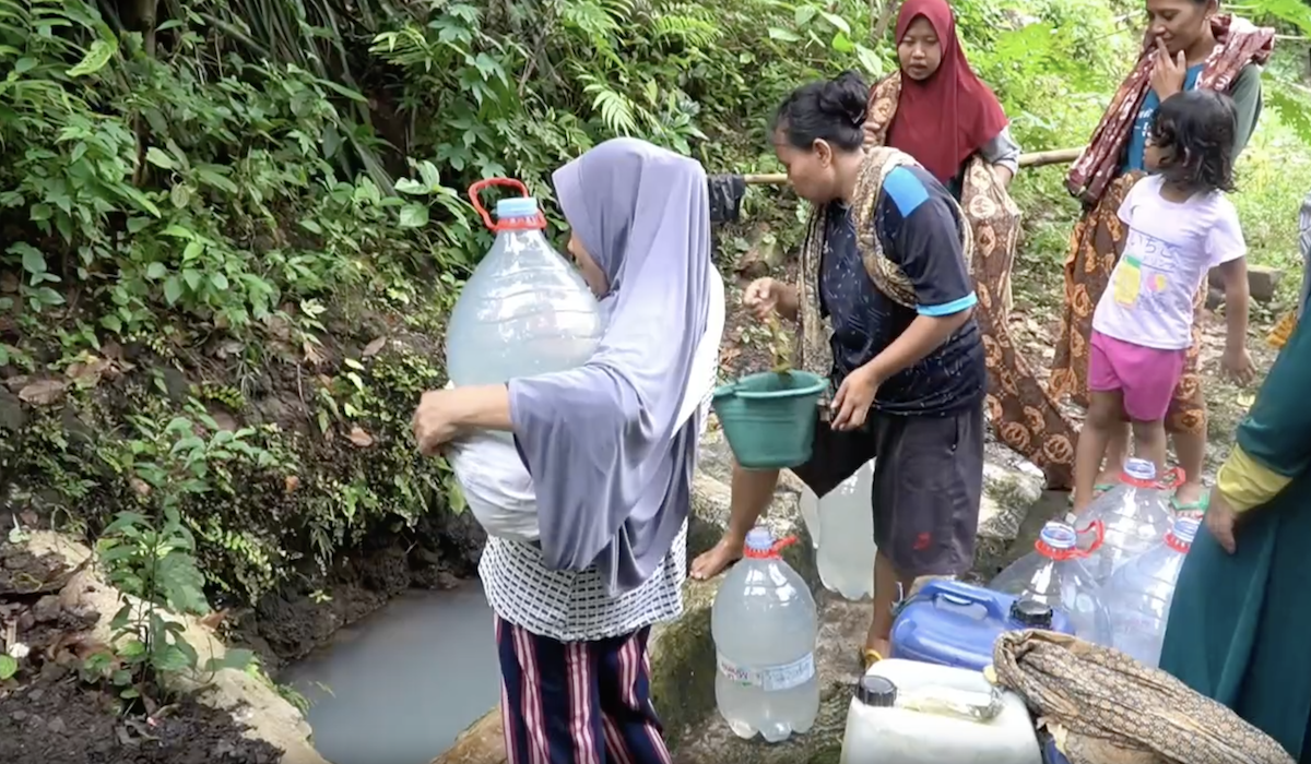 Warga Cisuruh, Kelurahan Suralaya, Kecamatan Pulomerak, Kota Cilegon, mencari air bersih