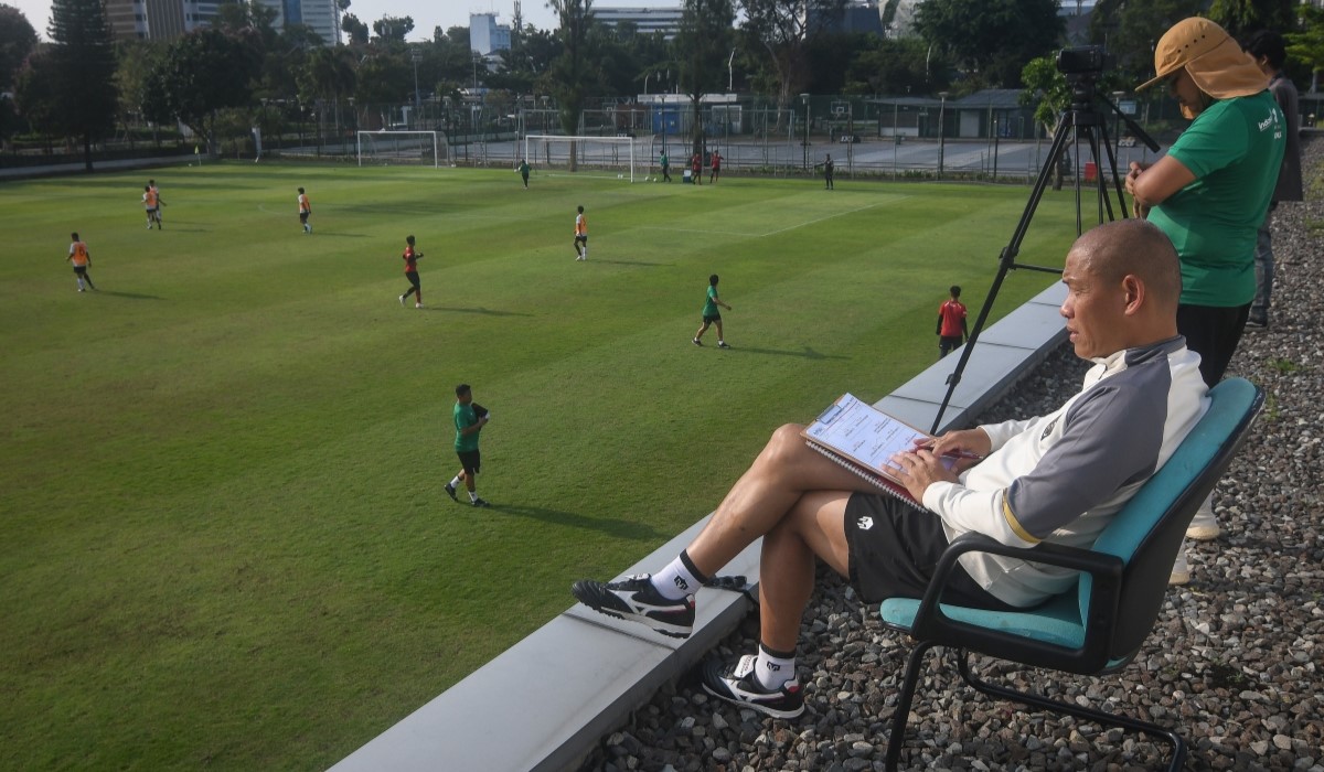 Pelatih Nova Arianto (kedua kanan) memantau para pesepak bola yang mengikuti uji tanding seleksi gelombang 3 Tim Nasional U-16 