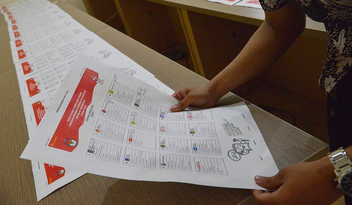 Petugas memeriksa nama calon legislatif (caleg) di Komisi Pemilihan Umum (KPU), Jakarta, Kamis (13/12).