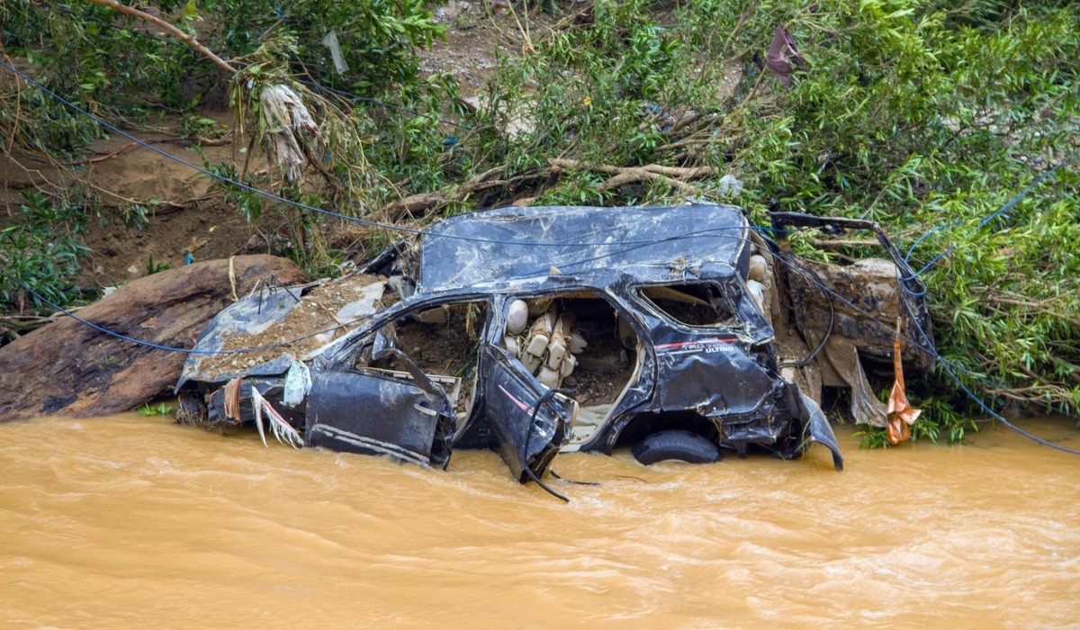 Sebuah mobil terbawa arus akibat banjir di Pesisir Selatan, Sumbar.