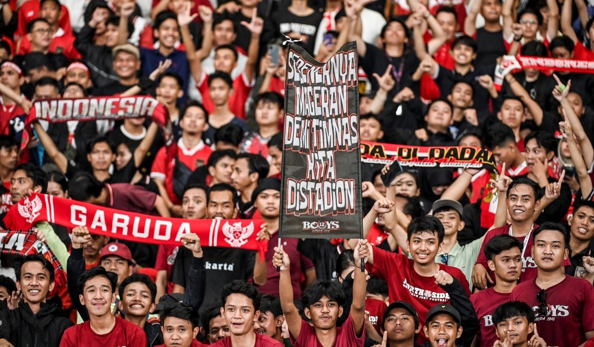 Suporter Timnas Indonesia meneriakan yel-yel saat bertanding melawan Vietnam 