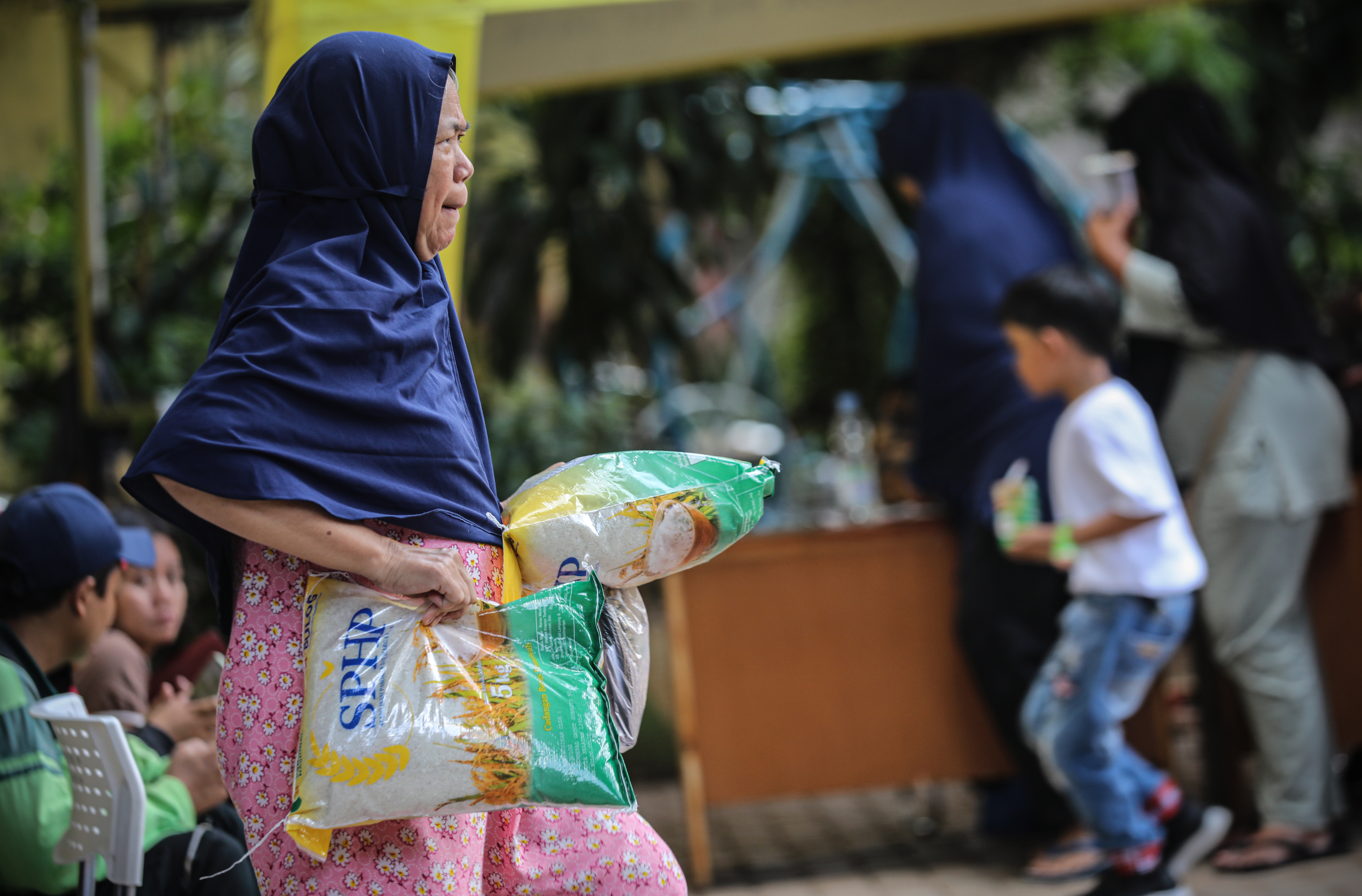 Warga mendapatkan Beras Program Stabilisasi Pasokan dan Harga Pangan (SPHP) ukuran 5 kilogram yang dijual Rp53 ribu per kantong