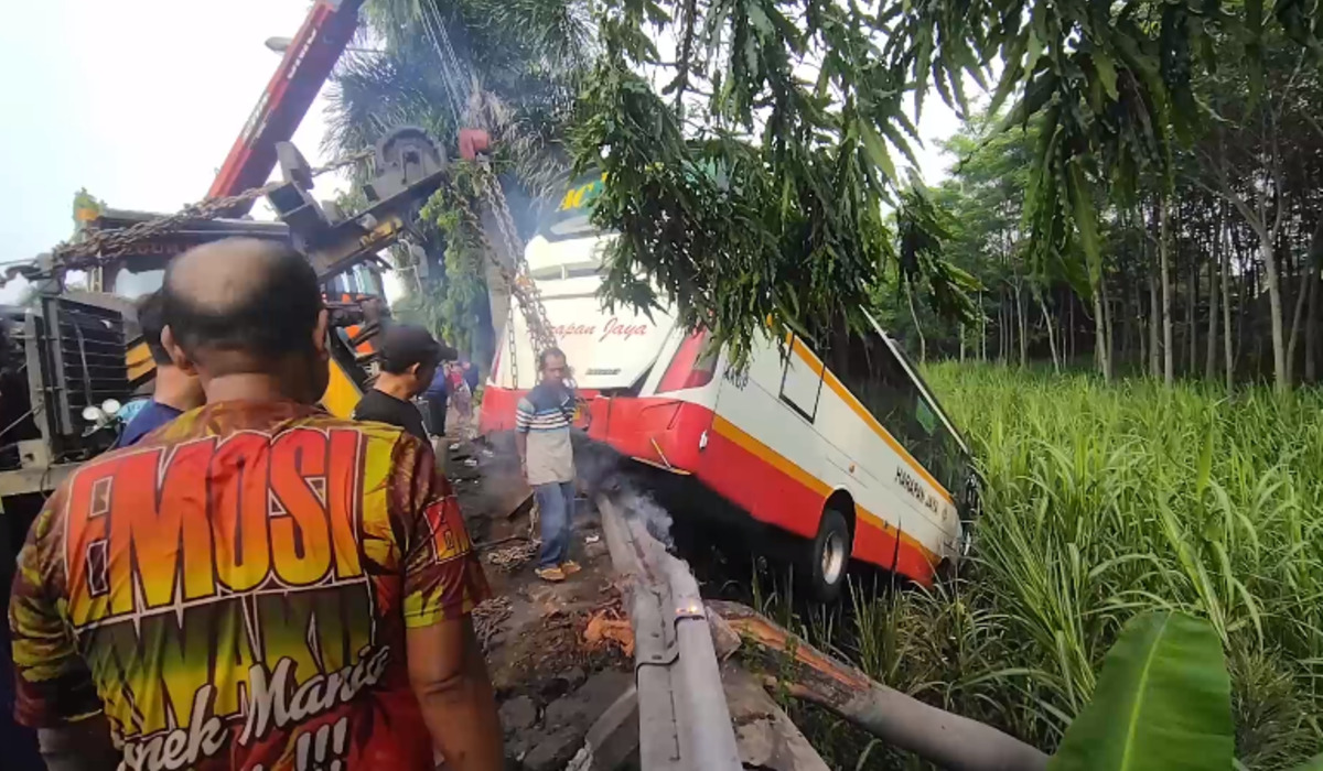 Bus di Kediri terperosok setelah bertabrakan dengan minibus, Kamis, 7 Maret 2024.