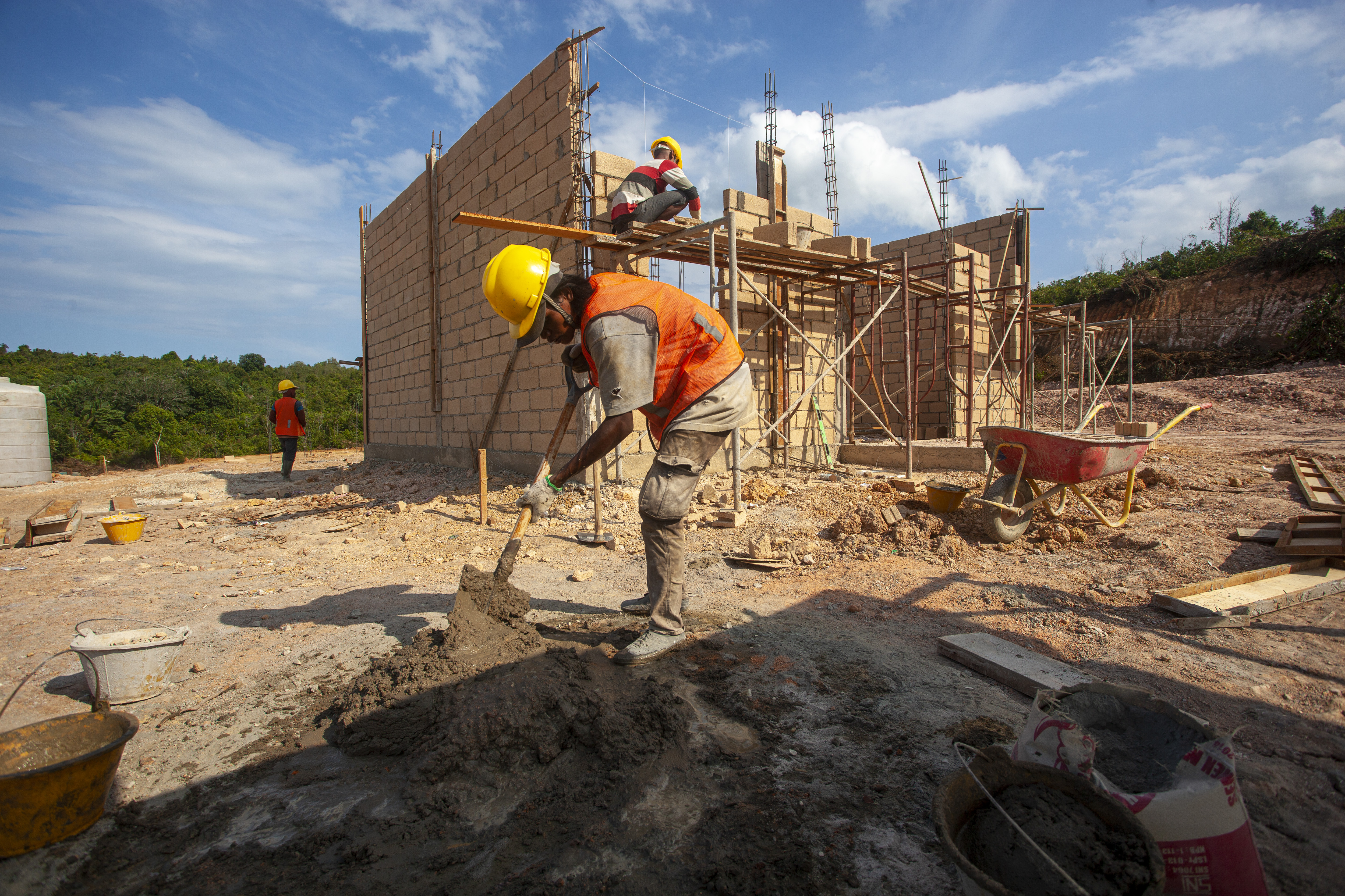 Pekerja menyelesaikan proyek pembangunan rumah warga terdampak relokasi di kampung Tanjung Banun, Pulau Rempang, Batam