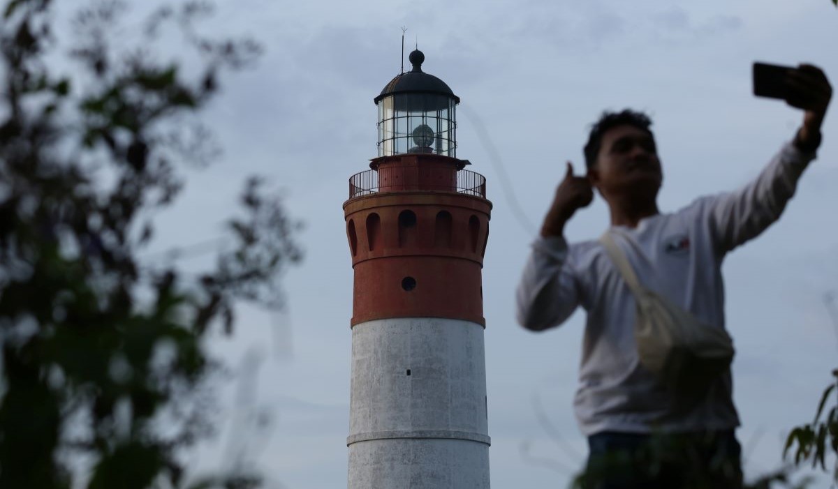 Ilustrasi: pengunjung berswafoto di lokasi wisata sejarah mercusuar Willem Toren III, Desa Meulingge Pulo Breuh, Kecamatan Pulo Aceh 