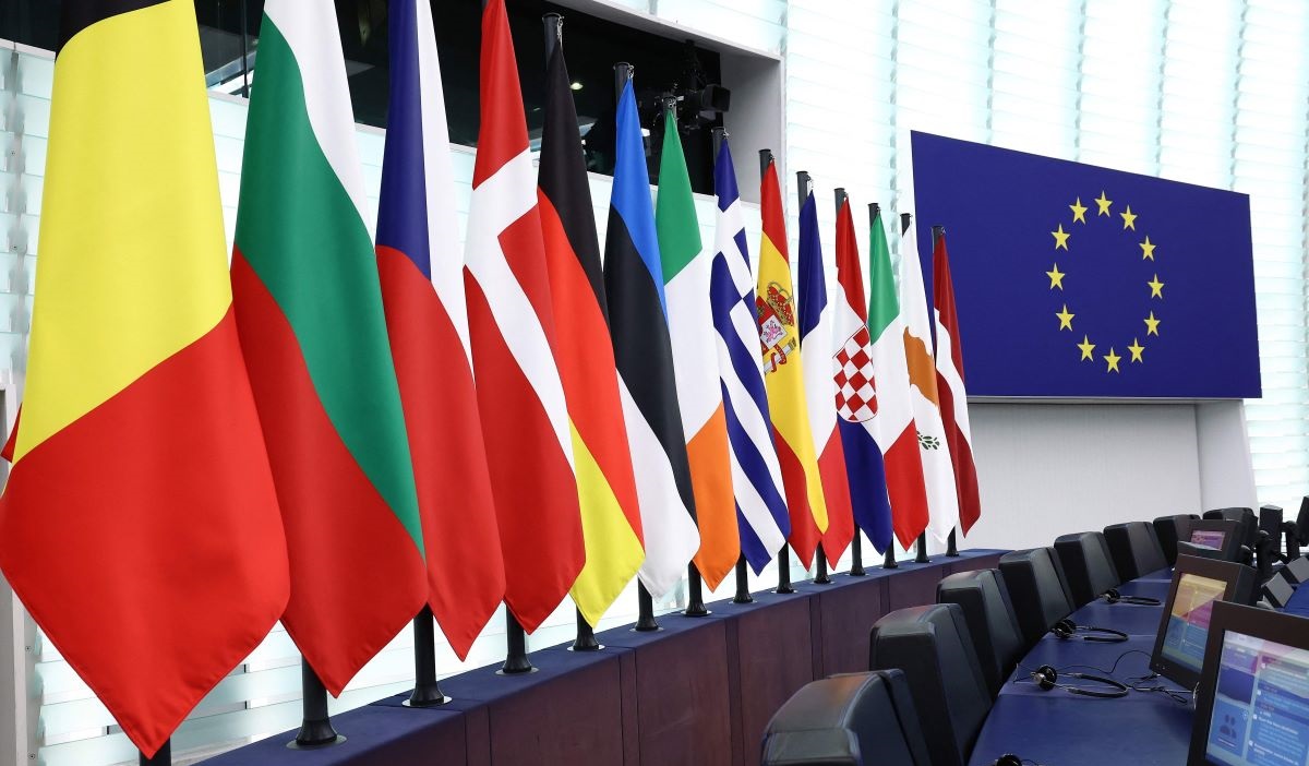 Bendera negara-negara anggota Uni Eropa dikibarkan di Parlemen Eropa di Strasbourg.