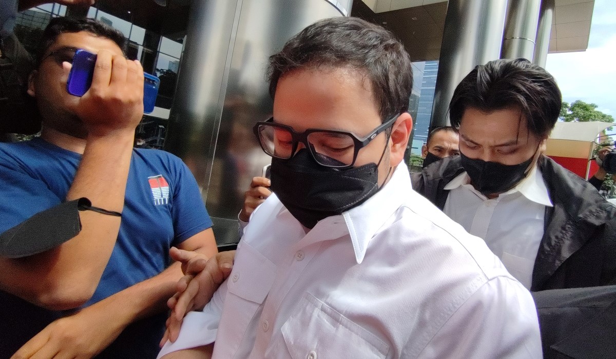 Dito Mahendra dijaga pengawal keluar usai menjalani pemeriksaan di Gedung Komisi Pemberantasan Korupsi (KPK) 