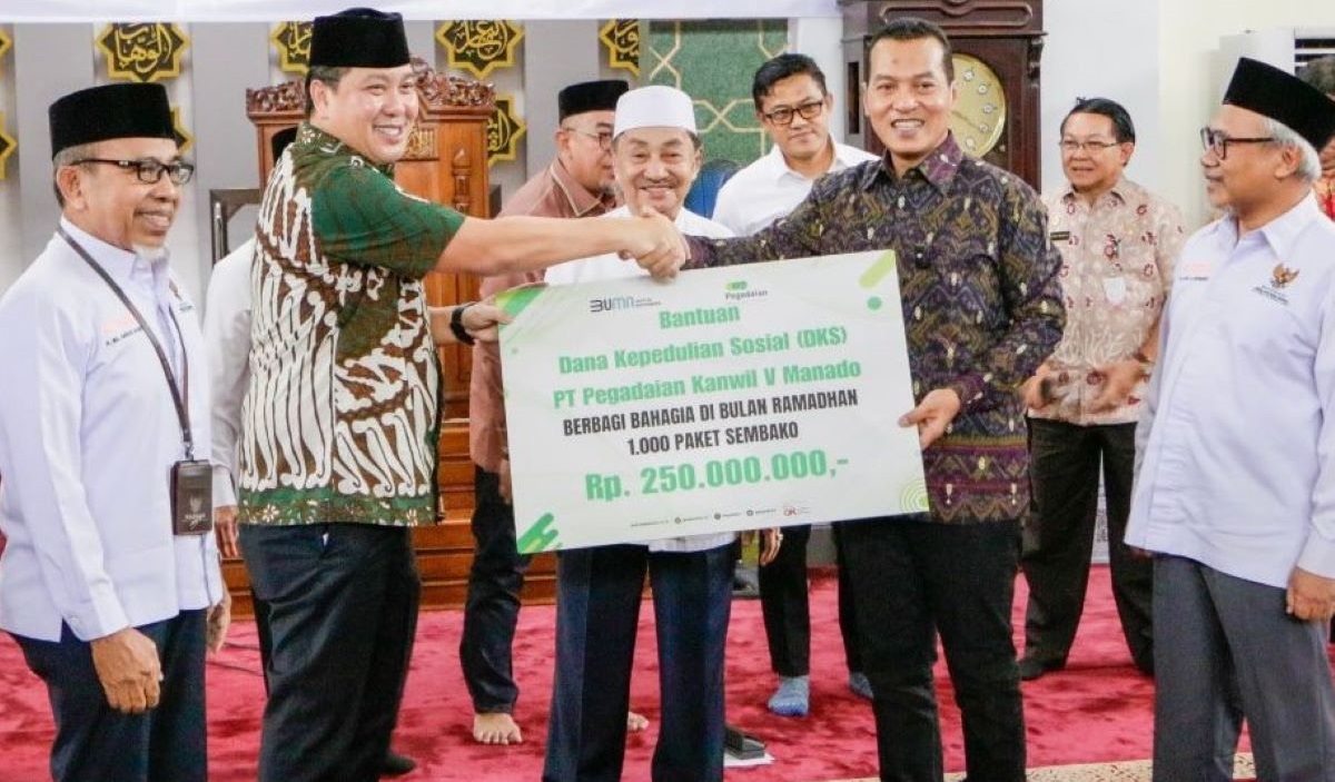 Menyambut Ramadan 1445 H, PT Pegadaian Kanwil V Manado lewat program CSR menyerahkan bantuan berupa 1.000 paket sembako.