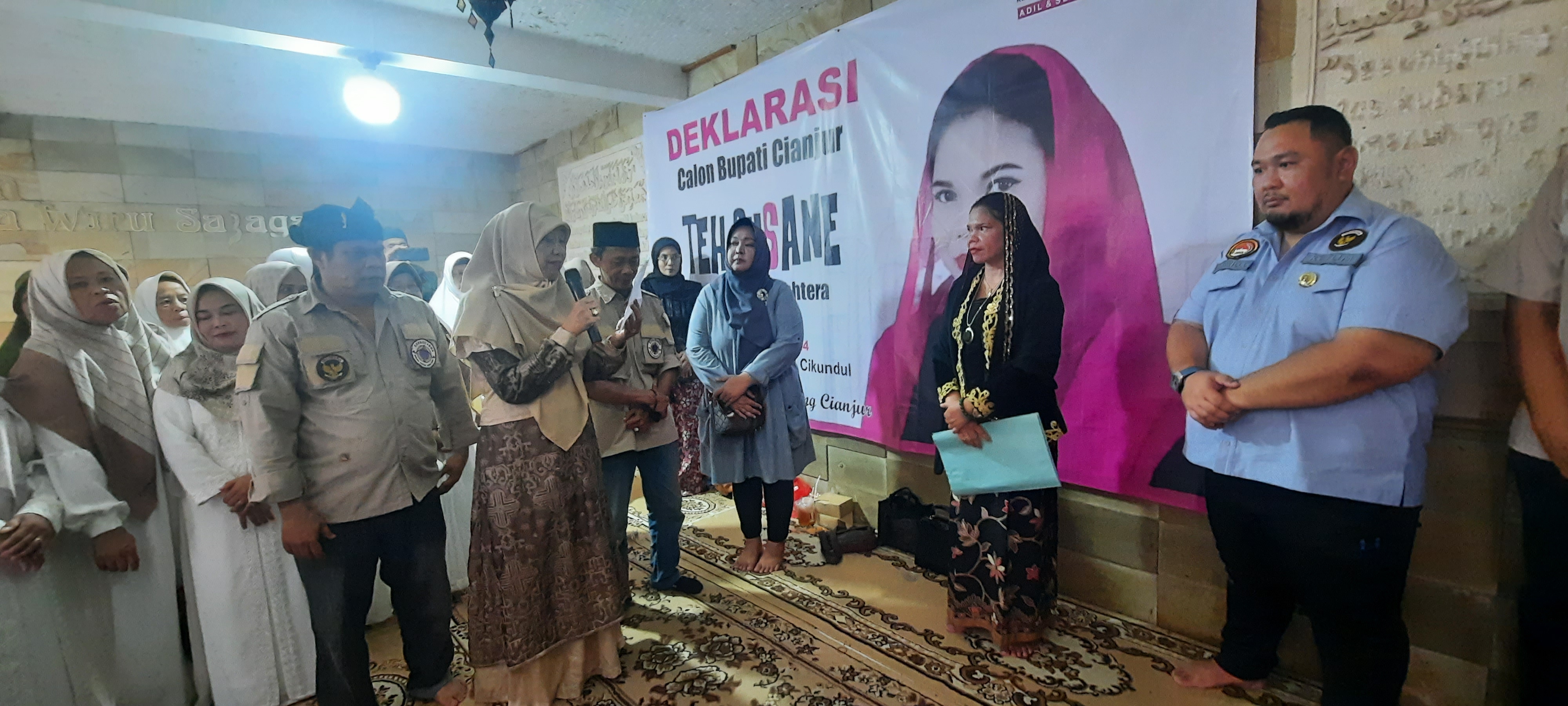Warga Cianjur memberi dukungan bagi  Susane Febriyati untuk maju sebagai calon bupati