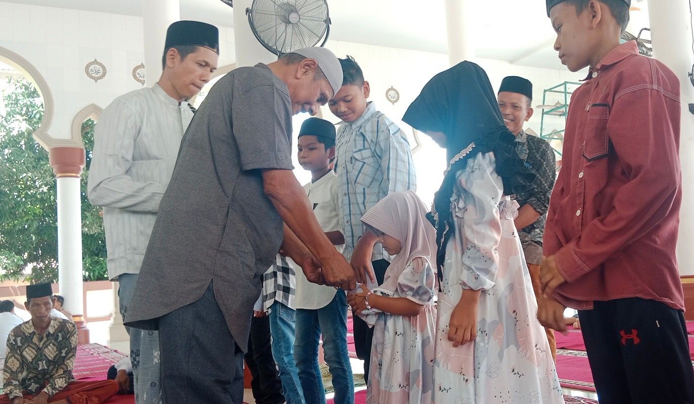 Anak anak menerima bantuan 