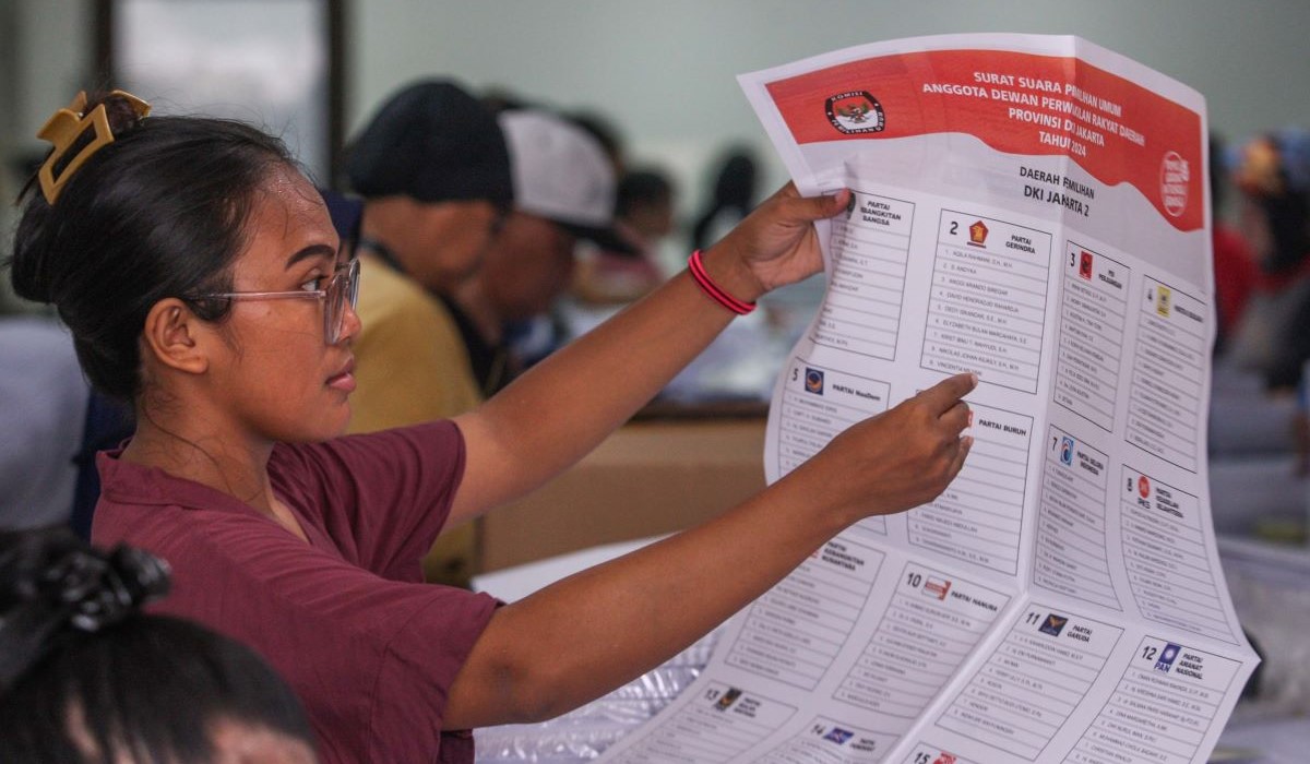 Penyortiran dan pelipatan surat suara Anggota DPRD Provinsi DKI Jakarta Daerah Pemilihan Jakarta 2 untuk Pemilu 2024
