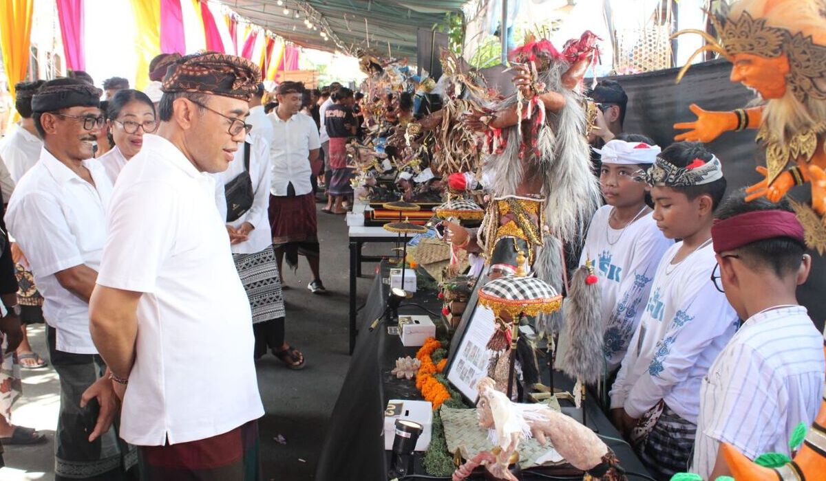 Wali Kota Denpasar IGN Jaya Negara saat meninjau Lomba Ogoh-ogoh Mini dan Tapel di Tanjung Bungkak Denpasar, Sabtu (16/3).