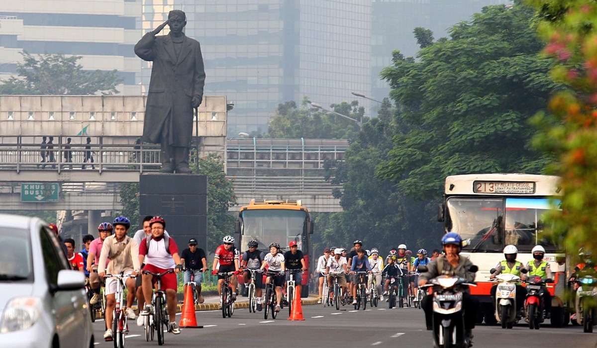 Patung Jendral Sudirman di Jakarta, salah satu ikon kota Jakarta.