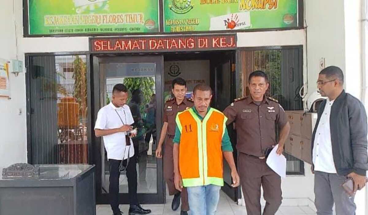 Kades Tuakepa memakai rompi tahanan digiring ke Rutan kelas 2 B Larantuka.