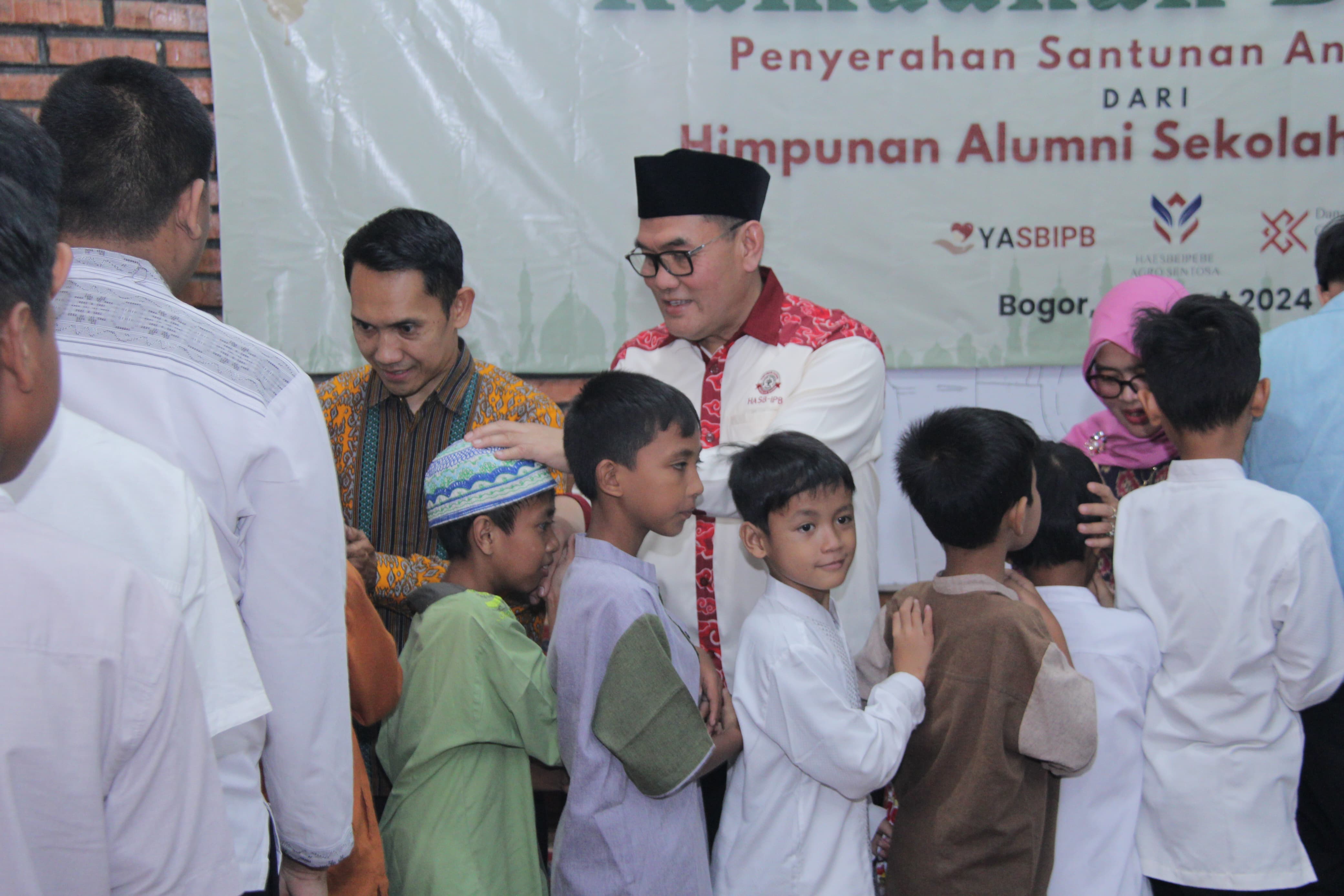 Ketua HA SB-IPB laksanakan kegiatan Ramadan Berbagi ke 100 anak yatim piatu