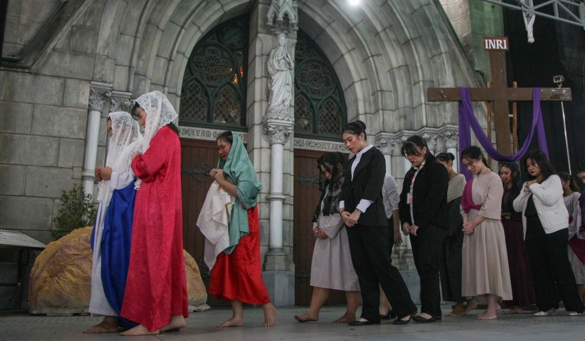 Ilustrasi: umat Katolik menggelar dramaturgi Jalan Salib pada peringatan Jumat Agung di Gereja Katedral, Jakarta, Jumat 