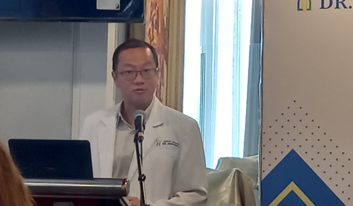 Liauw Roger Leo saat pemaparan presentasi terkait Artroskopi di Klinik Utama Dr Indrajana, Kamis (29/2). 