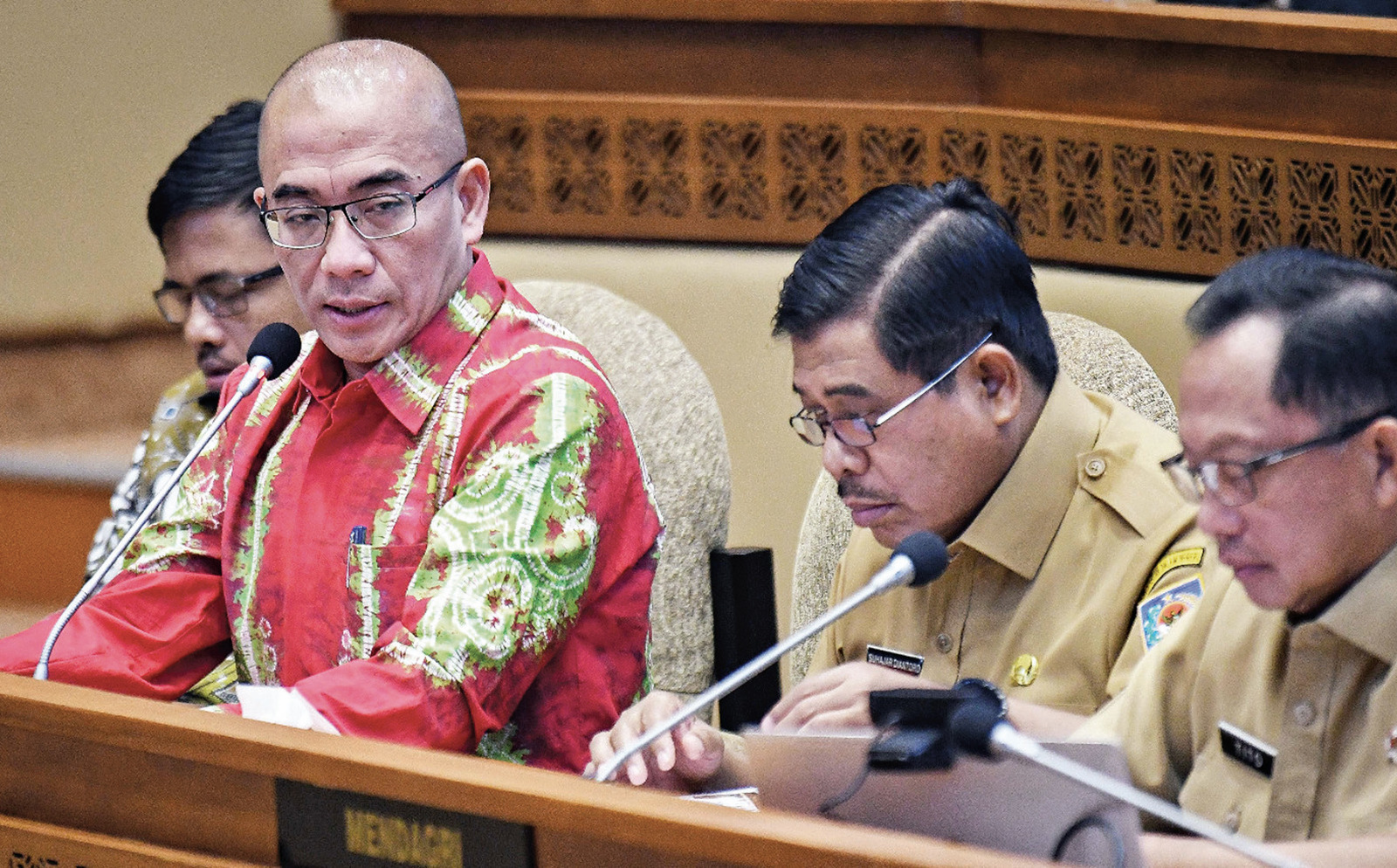 Ketua KPU Hasyim Asy’ari memberikan jawaban dengan didampingi Mendagri Tito Karnavian (kanan) dan Sekjen Kemendagri Suhajar Diantoro.